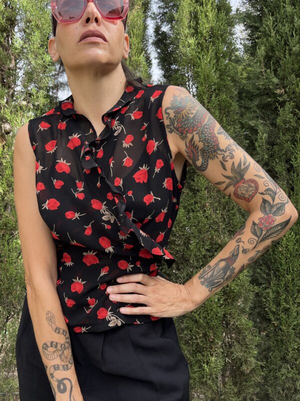 Blusa años 90 negra con estampado de rosas