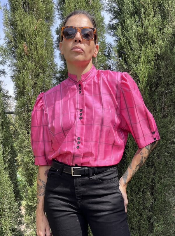 Camisa fucsia mangas abullonadas años 80