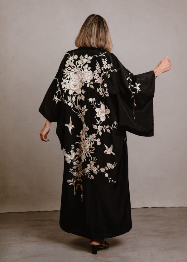 Kimono art decó bordados blancos