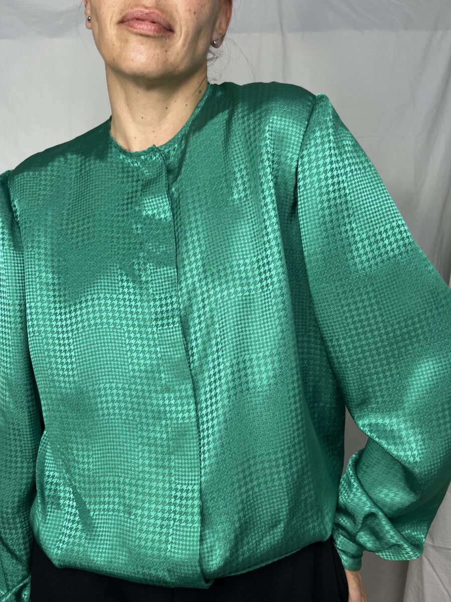 Camisa Vintage Hecha a Mano con Pañuelo a Juego - Image 3