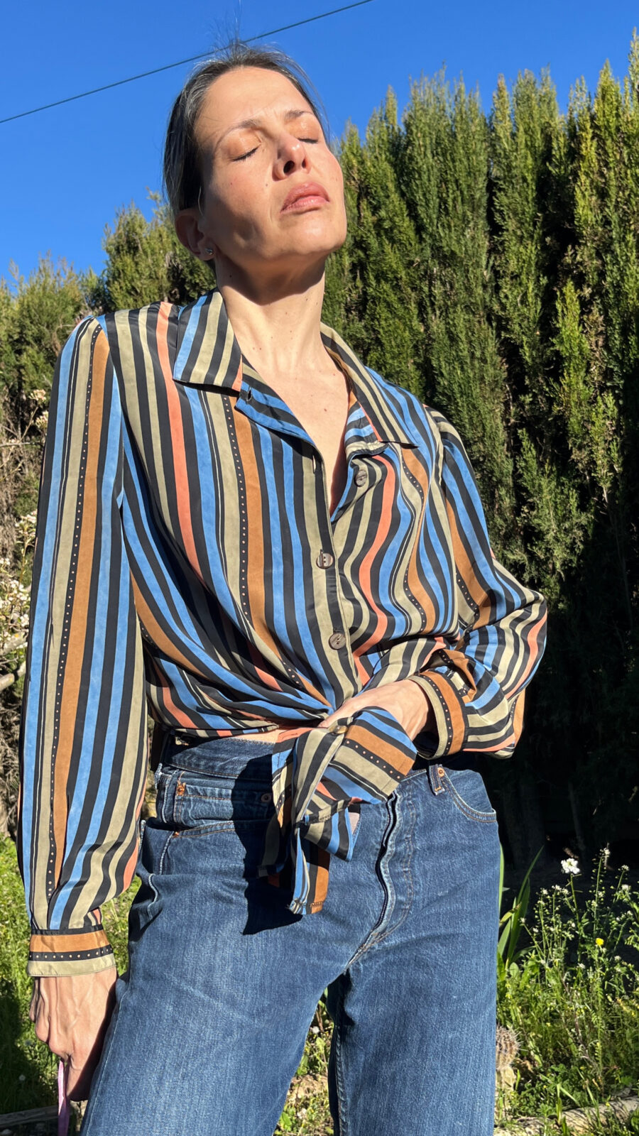 Camisa Vintage Años 80 de Rayas Multicolor con Tacto Sedoso - Imagen 11