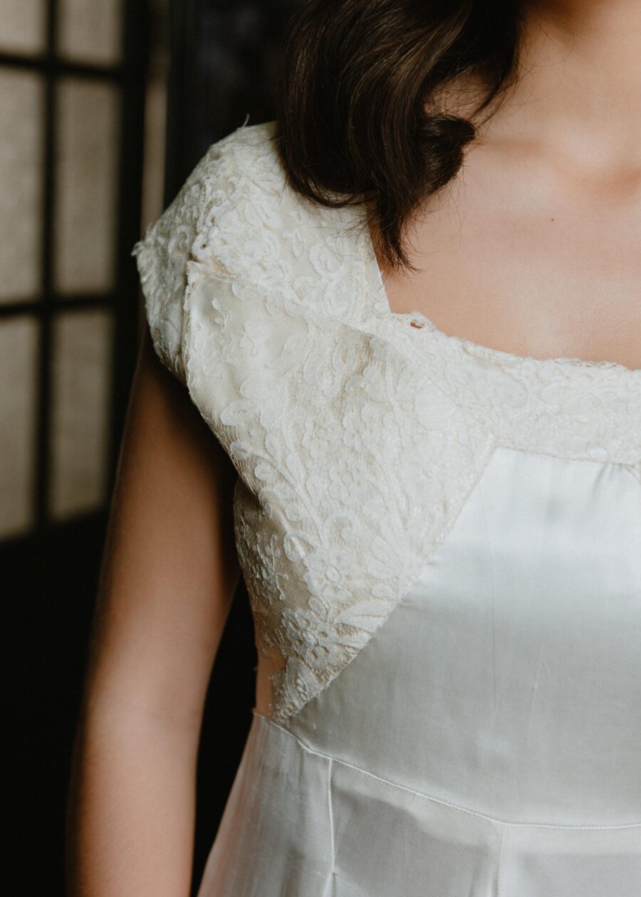 Vestido de novia de encaje y raso primera mitad S.XX “Crisanta” - Imagen 6