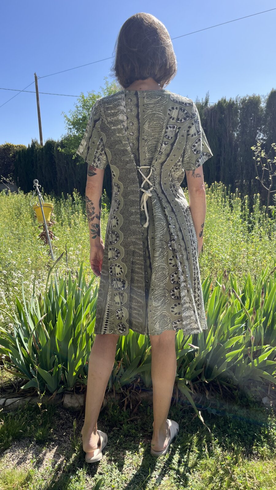 Vestido Vintage Años 80 con Estampado Étnico en Tonos Verdes y Botones de Madera - Imagen 7