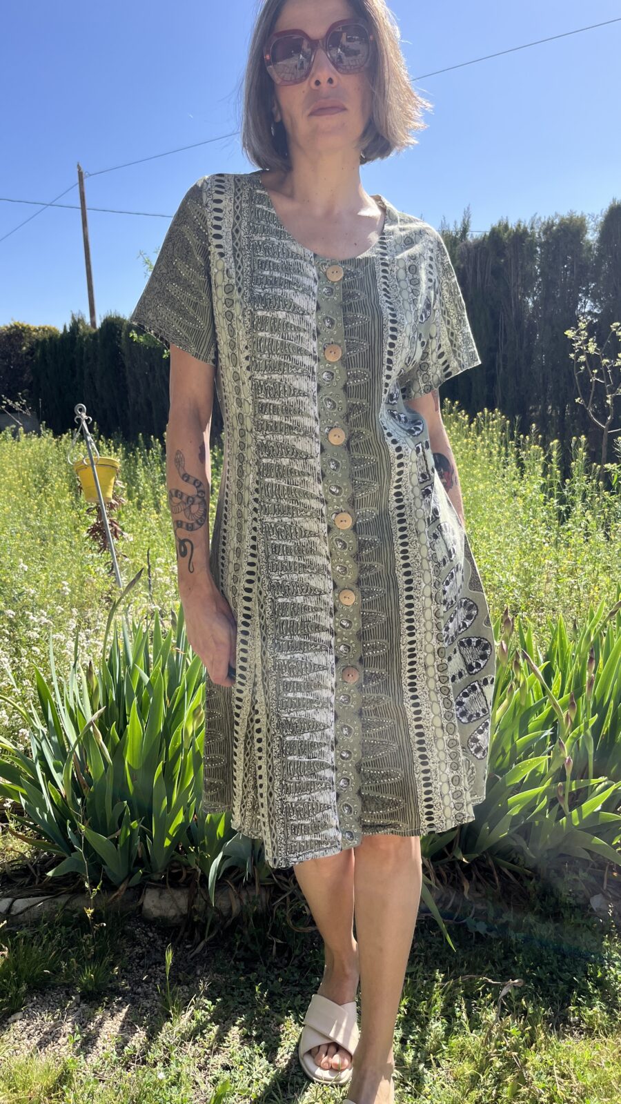 Vestido Vintage Años 80 con Estampado Étnico en Tonos Verdes y Botones de Madera - Imagen 4