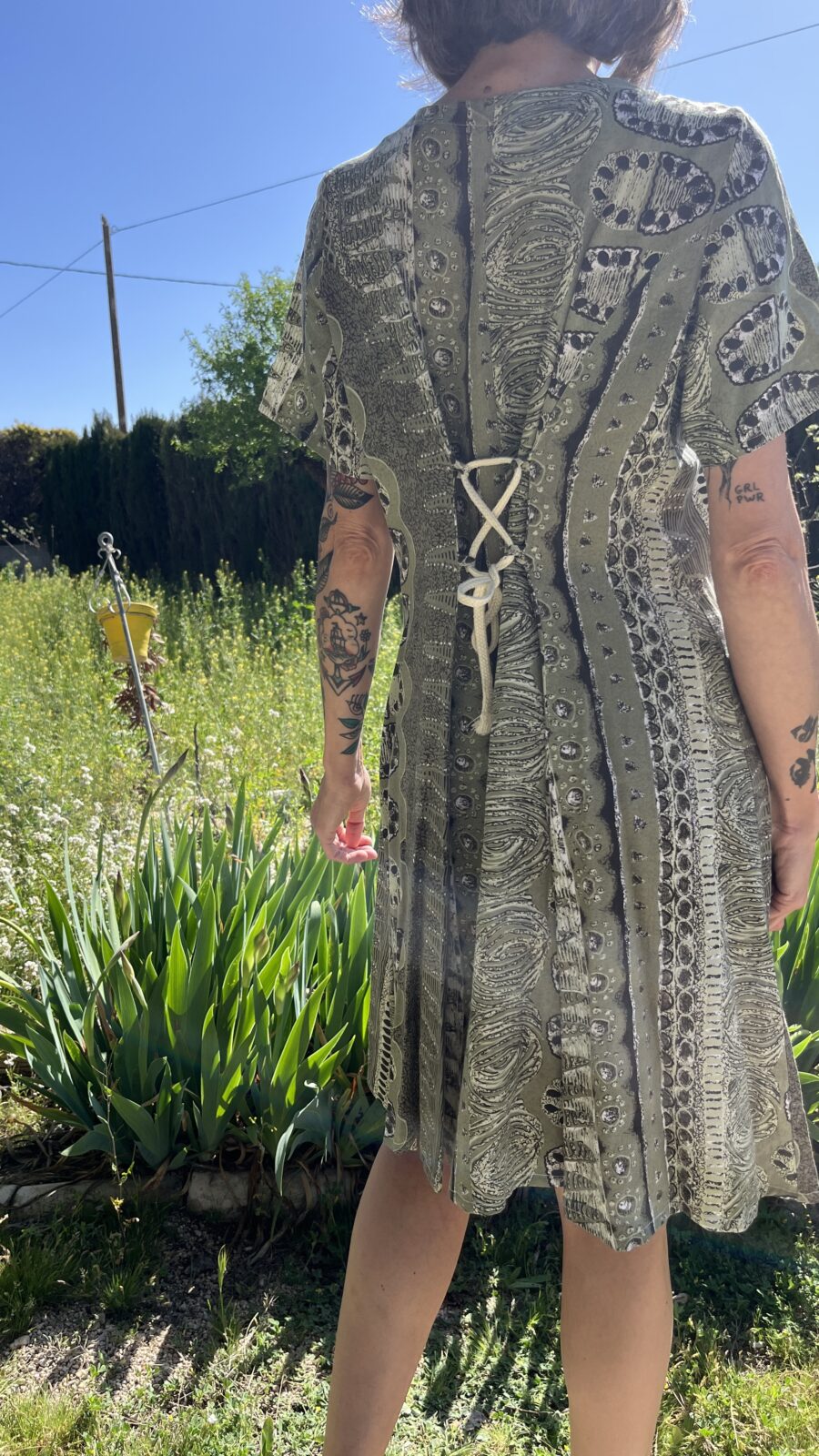 Vestido Vintage Años 80 con Estampado Étnico en Tonos Verdes y Botones de Madera - Imagen 5