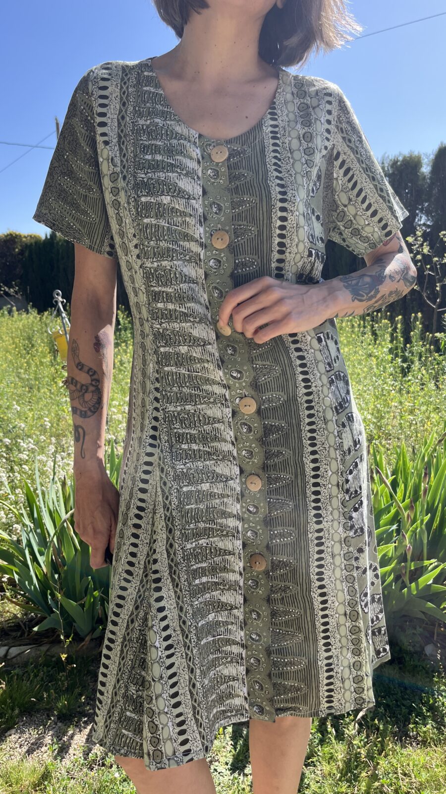 Vestido Vintage Años 80 con Estampado Étnico en Tonos Verdes y Botones de Madera - Imagen 3