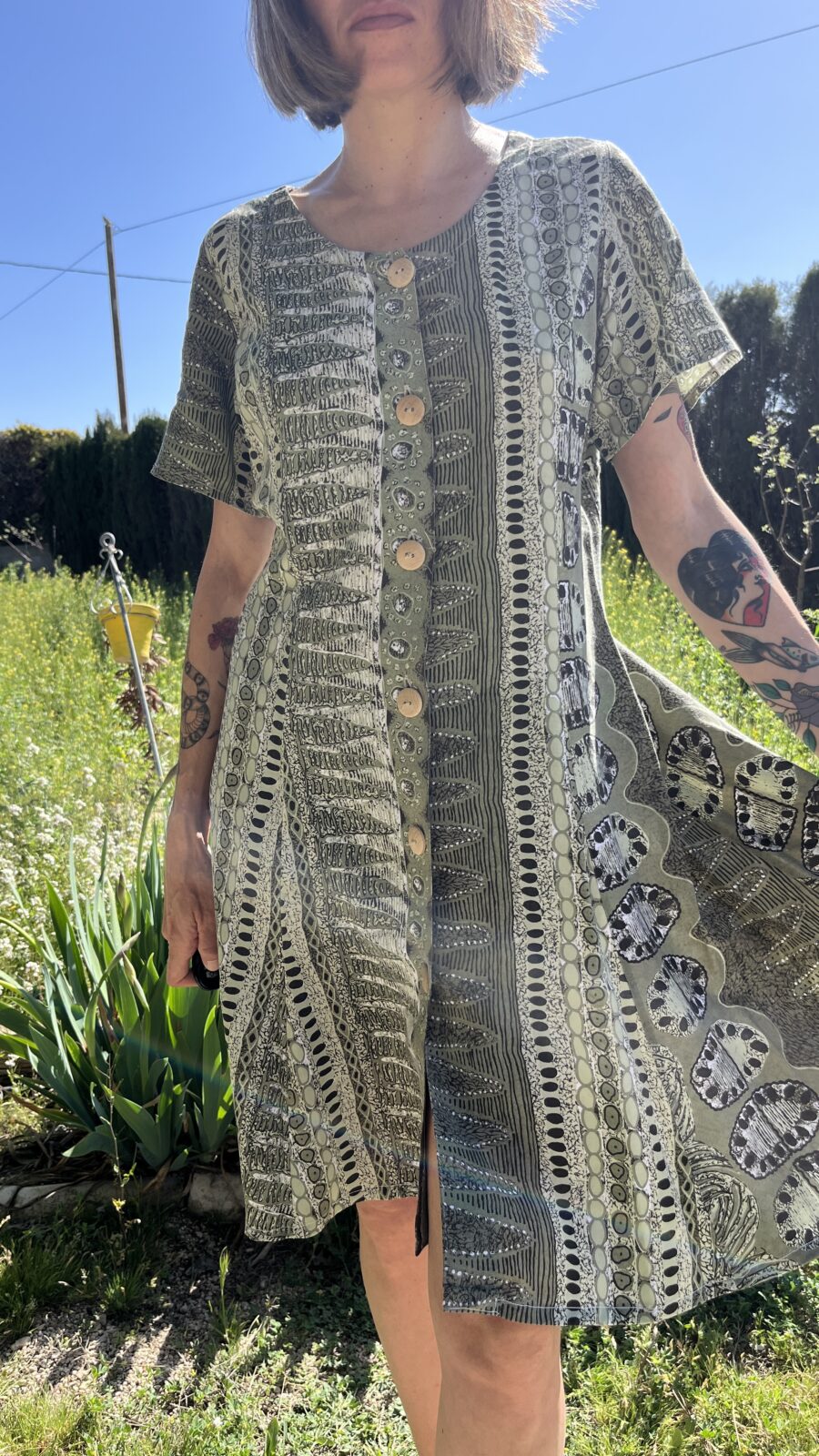 Vestido Vintage Años 80 con Estampado Étnico en Tonos Verdes y Botones de Madera