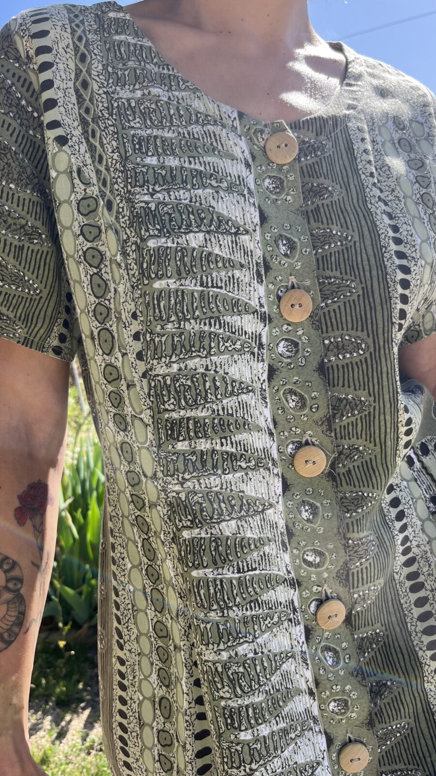 Vestido Vintage Años 80 con Estampado Étnico en Tonos Verdes y Botones de Madera - Imagen 2