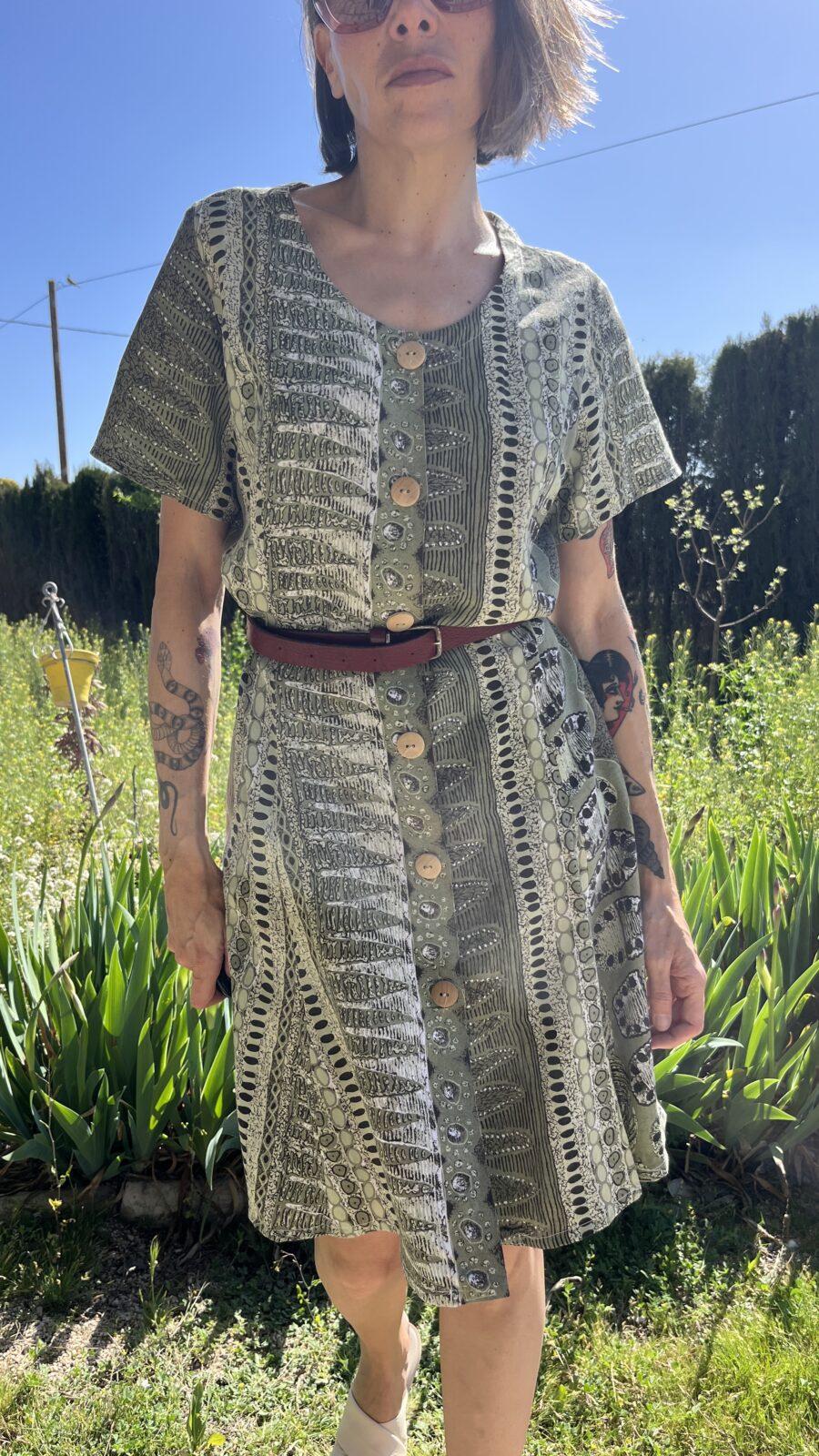 Vestido Vintage Años 80 con Estampado Étnico en Tonos Verdes y Botones de Madera - Imagen 9