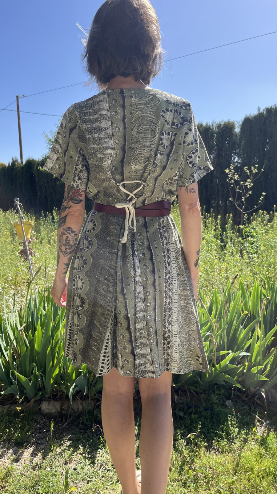 Vestido Vintage Años 80 con Estampado Étnico en Tonos Verdes y Botones de Madera - Imagen 11