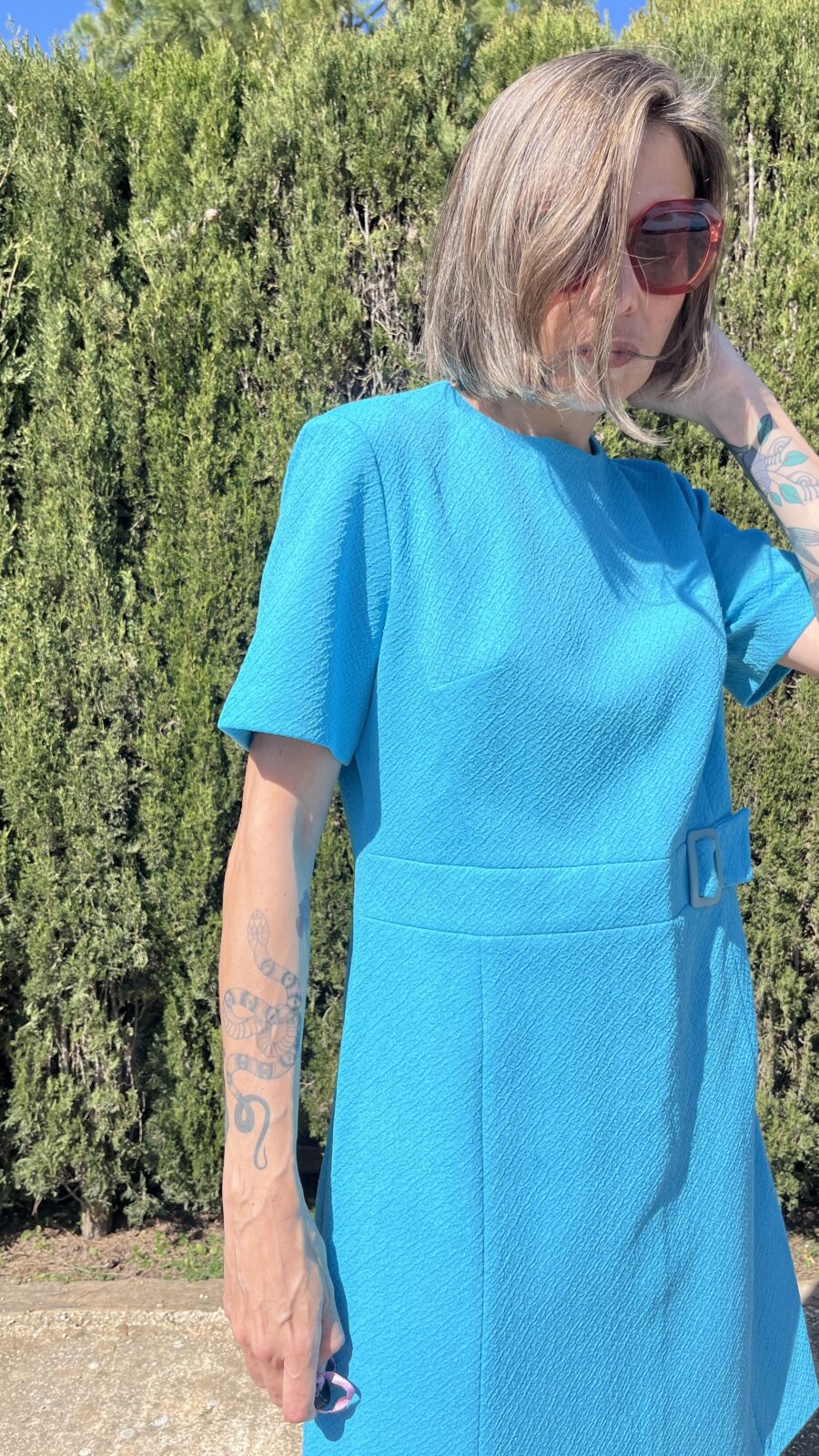 Vestido Vintage Años 70 en Azul Turquesa con Hebilla Decorativa - Imagen 3