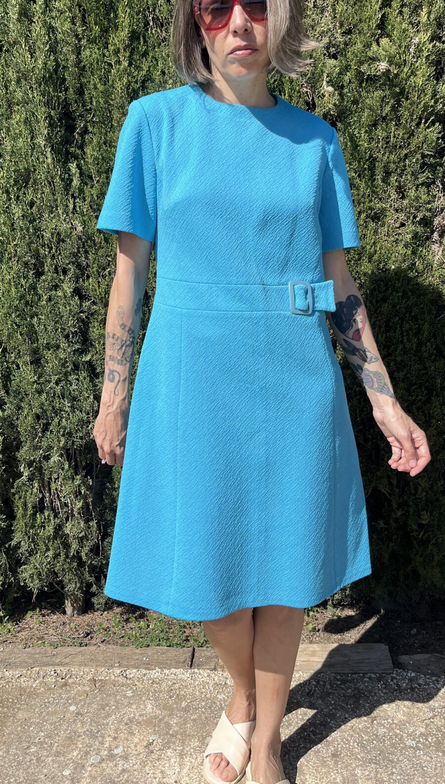 Vestido Vintage Años 70 en Azul Turquesa con Hebilla Decorativa - Imagen 4