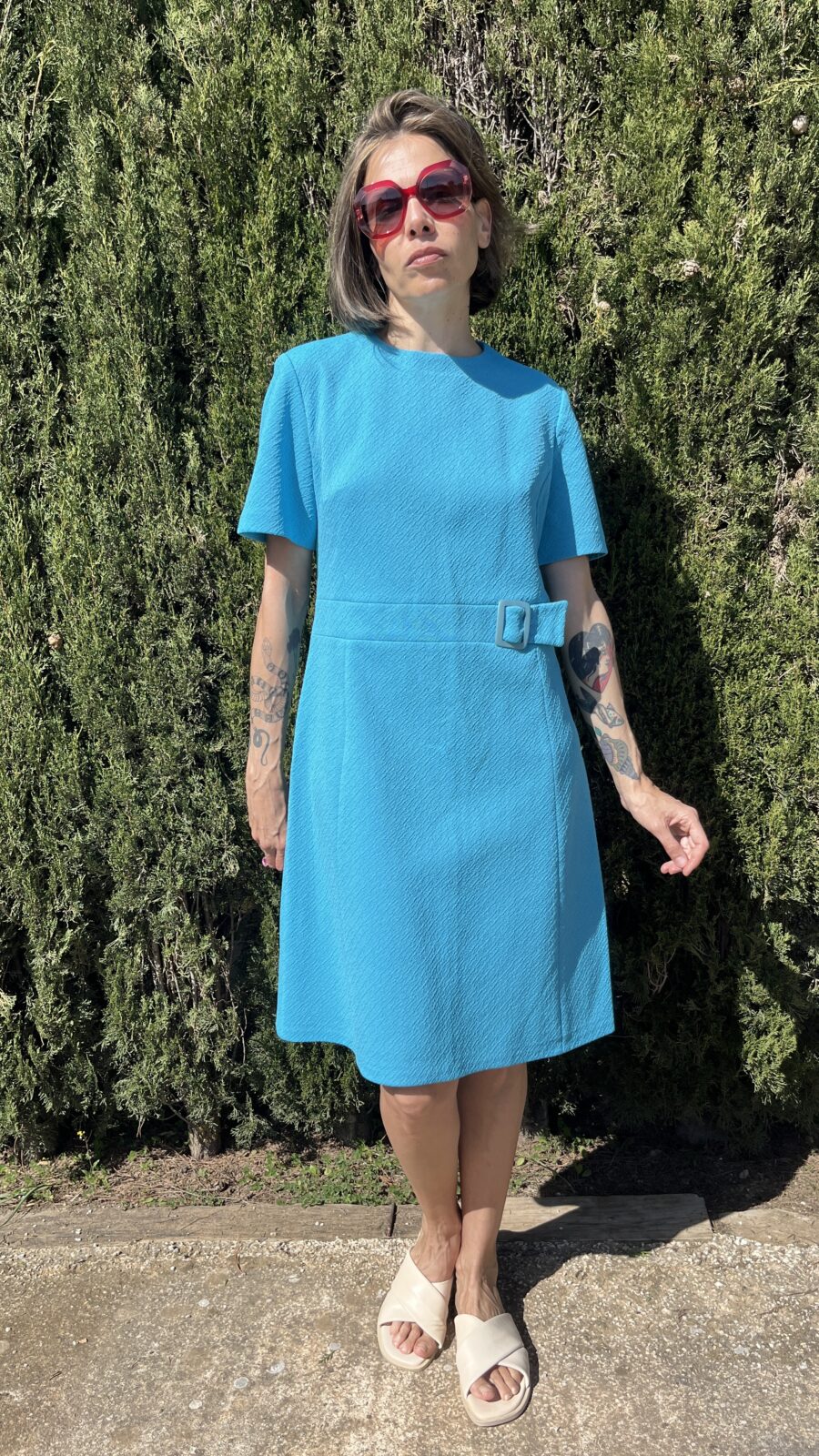 Vestido Vintage Años 70 en Azul Turquesa con Hebilla Decorativa - Imagen 2