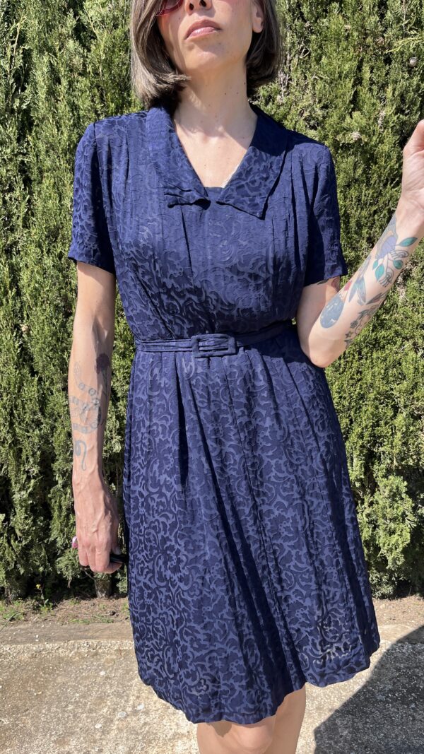 Vestido Hecho a Mano Años 70 en Jacquard Azul Marino con Cinturón Incorporado
