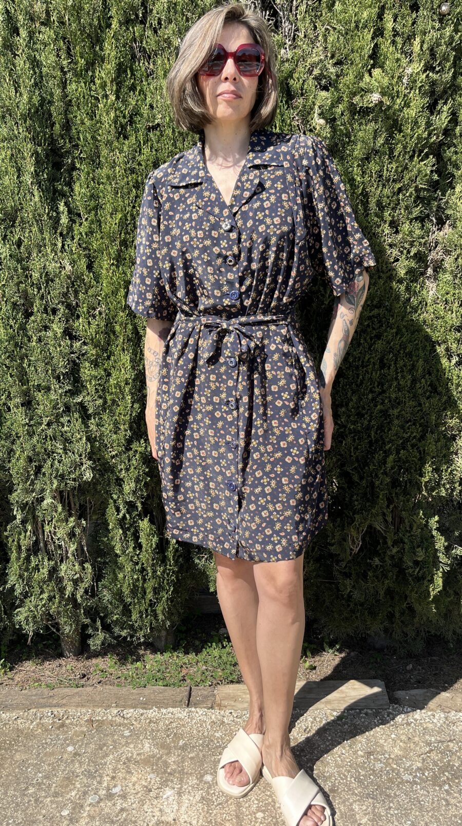 Vestido Hecho a Mano Años 80 con Estampado Floral y Detalle de Botonería Única - Imagen 12