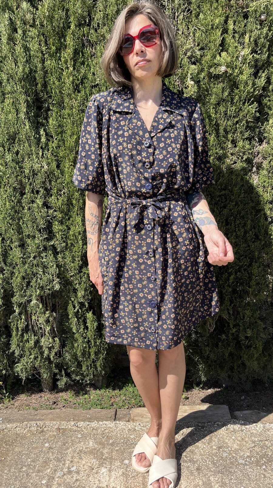 Vestido Hecho a Mano Años 80 con Estampado Floral y Detalle de Botonería Única - Imagen 11