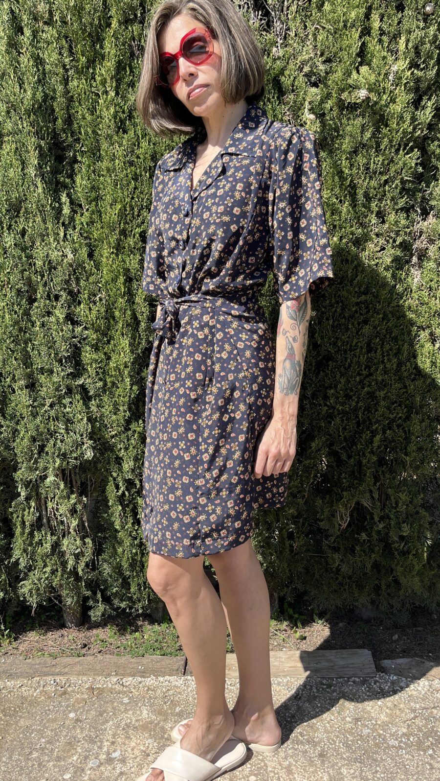 Vestido Hecho a Mano Años 80 con Estampado Floral y Detalle de Botonería Única - Imagen 9
