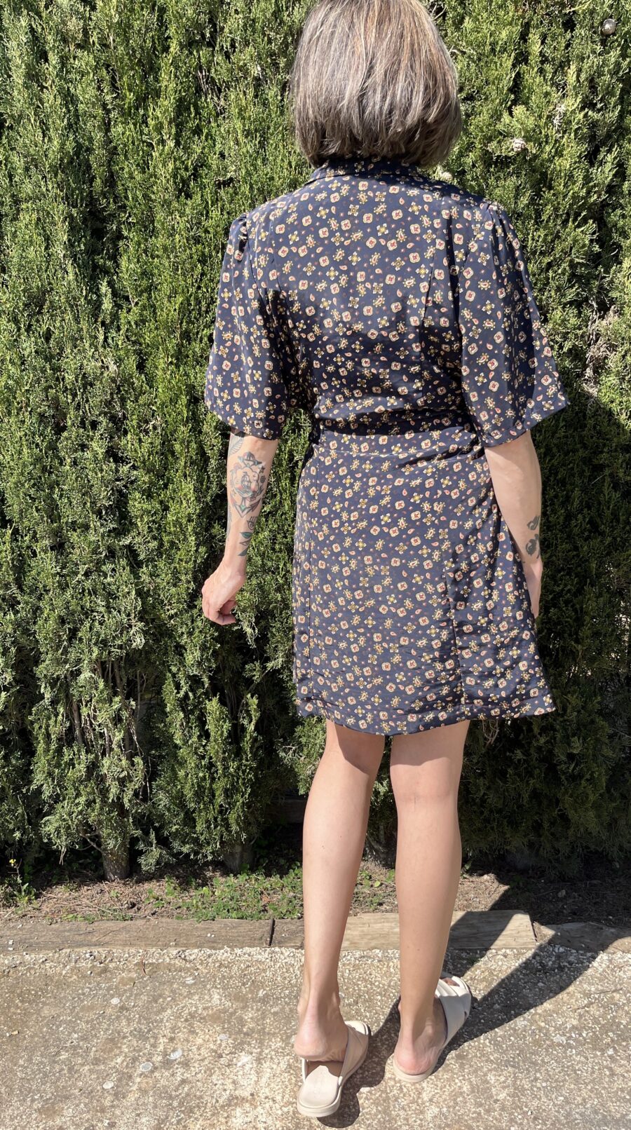 Vestido Hecho a Mano Años 80 con Estampado Floral y Detalle de Botonería Única - Imagen 8