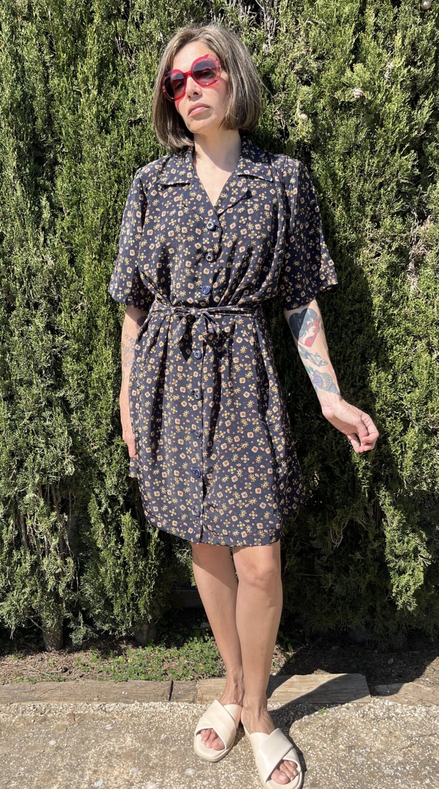 Vestido Hecho a Mano Años 80 con Estampado Floral y Detalle de Botonería Única - Imagen 3
