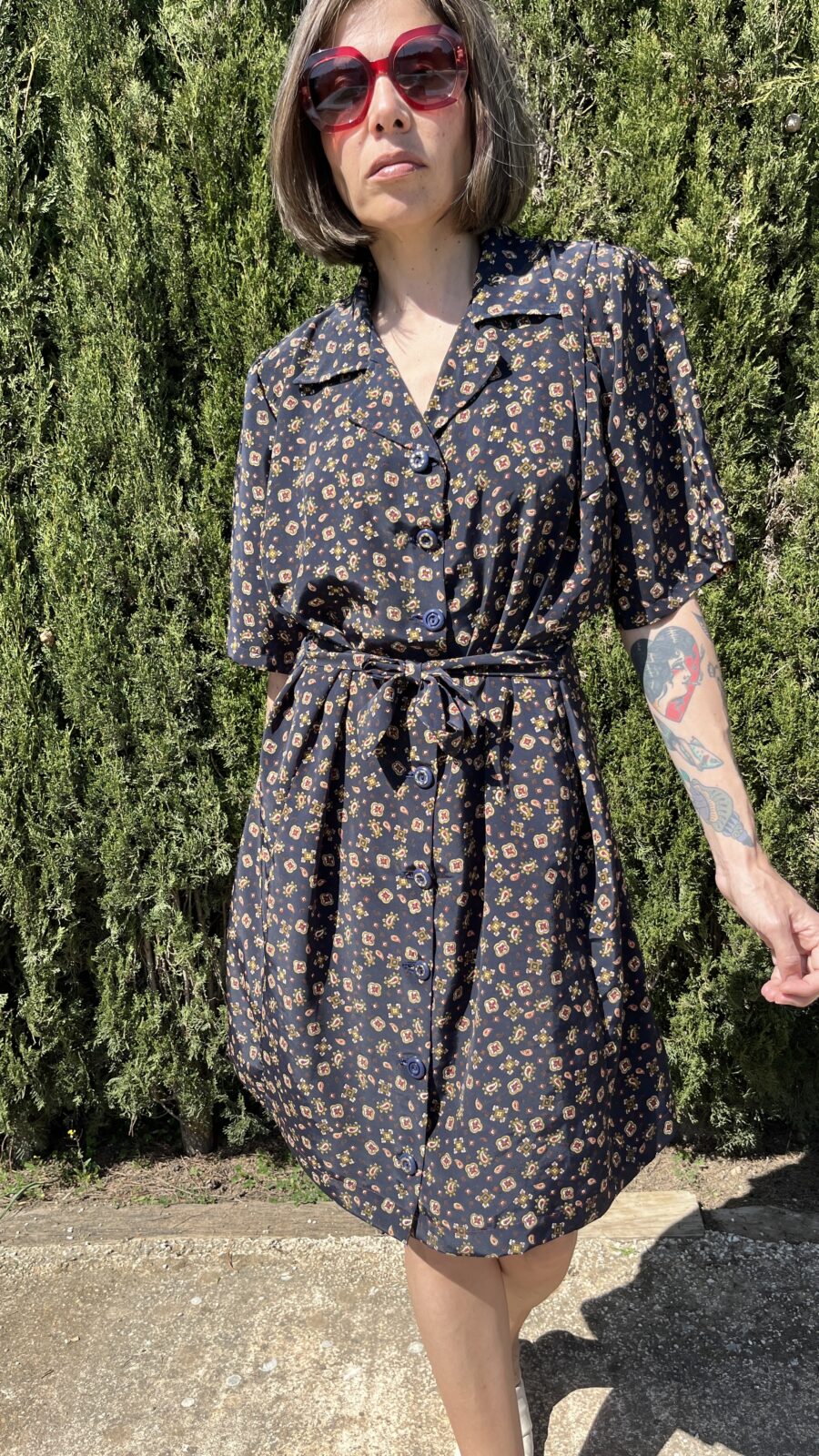 Vestido Hecho a Mano Años 80 con Estampado Floral y Detalle de Botonería Única - Imagen 7