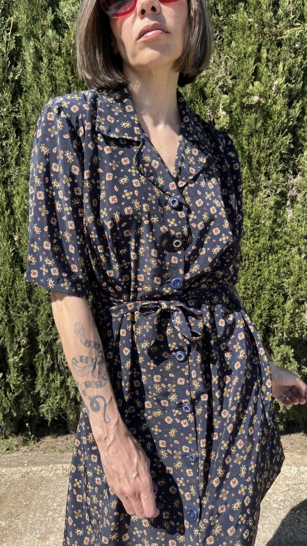 Vestido Hecho a Mano Años 80 con Estampado Floral y Detalle de Botonería Única