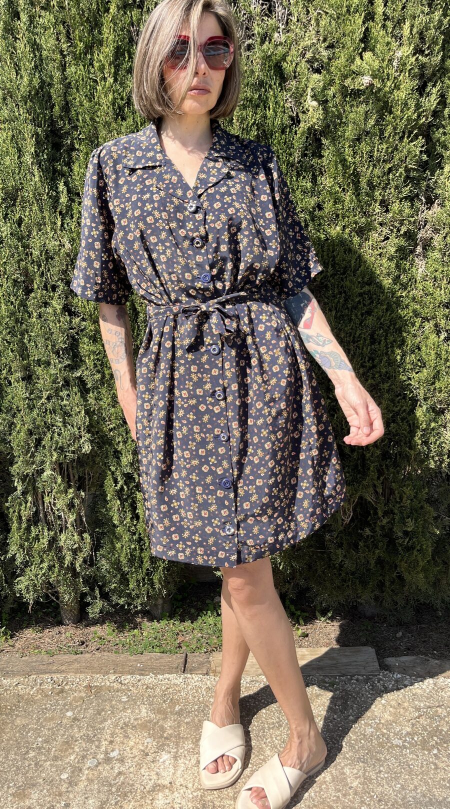 Vestido Hecho a Mano Años 80 con Estampado Floral y Detalle de Botonería Única - Imagen 6