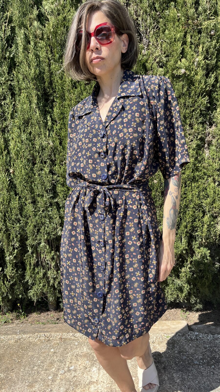 Vestido Hecho a Mano Años 80 con Estampado Floral y Detalle de Botonería Única - Imagen 5