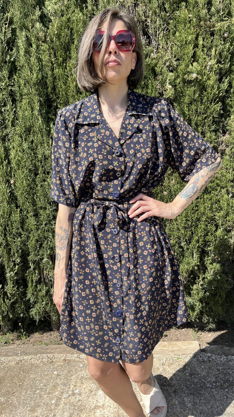 Vestido Hecho a Mano Años 80 con Estampado Floral y Detalle de Botonería Única - Imagen 4