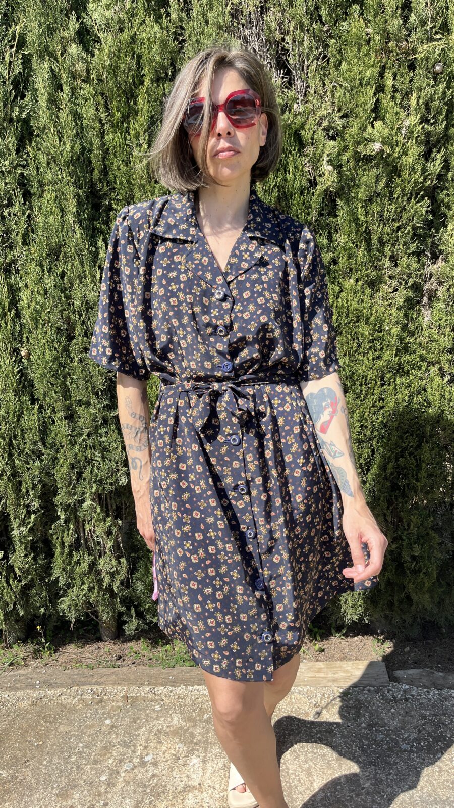 Vestido Hecho a Mano Años 80 con Estampado Floral y Detalle de Botonería Única - Imagen 2