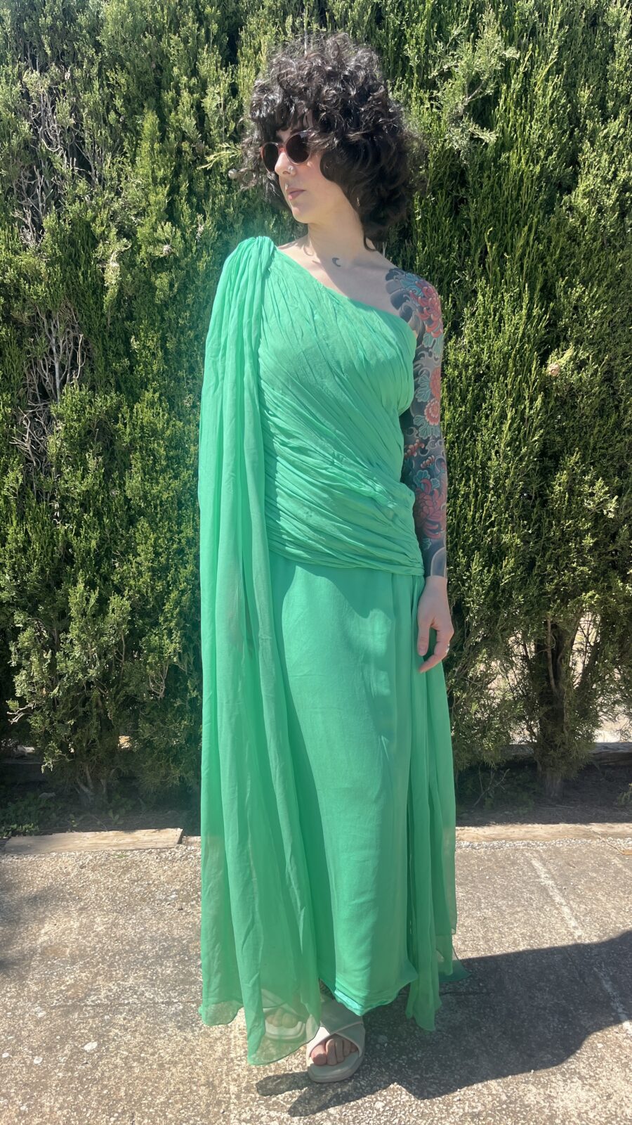 Vestido Vintage Asimétrico en Verde Esmeralda con Gasa Multiposición - Imagen 22