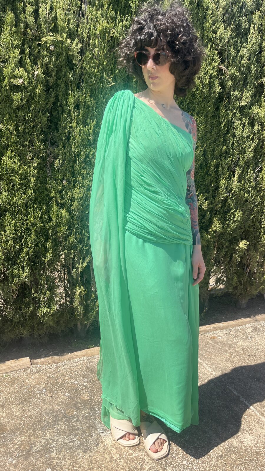 Vestido Vintage Asimétrico en Verde Esmeralda con Gasa Multiposición - Imagen 21