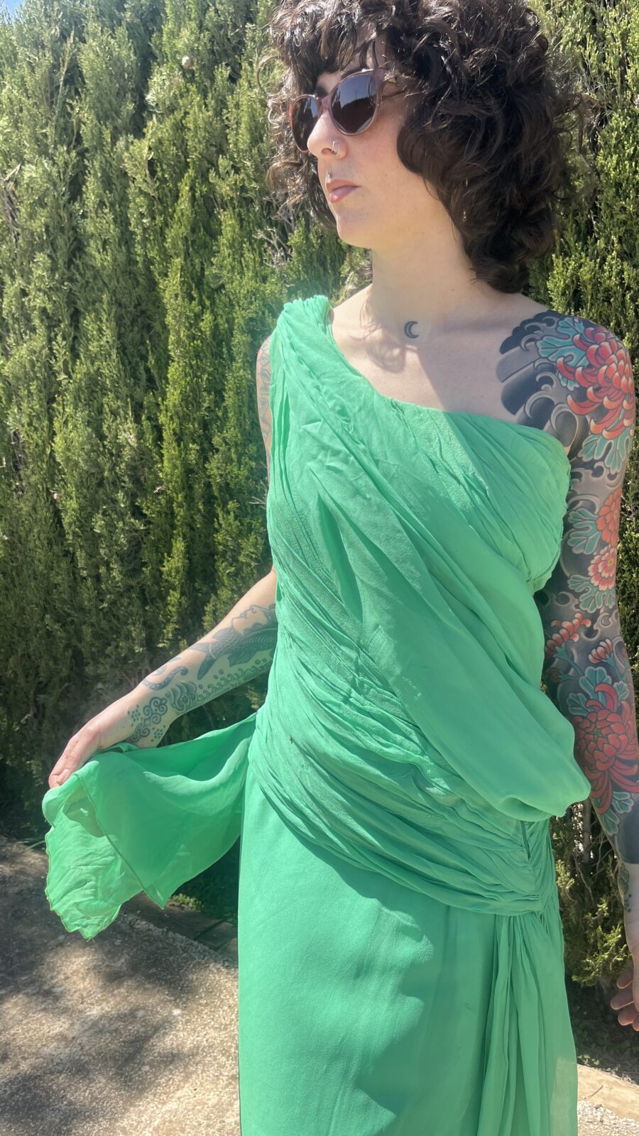 Vestido Vintage Asimétrico en Verde Esmeralda con Gasa Multiposición - Imagen 19