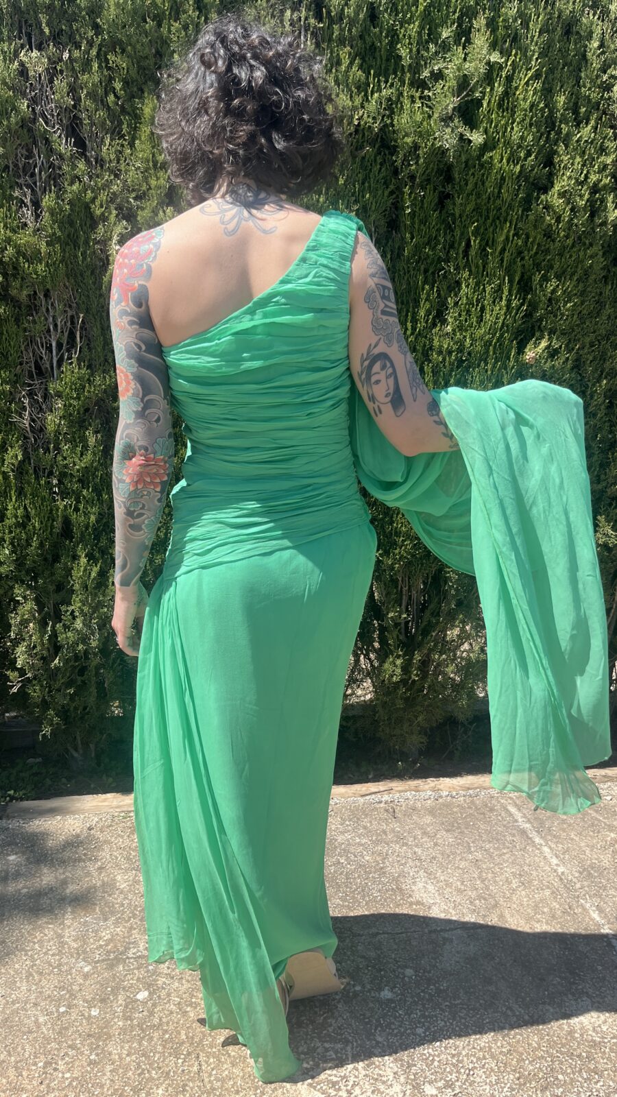 Vestido Vintage Asimétrico en Verde Esmeralda con Gasa Multiposición - Imagen 18