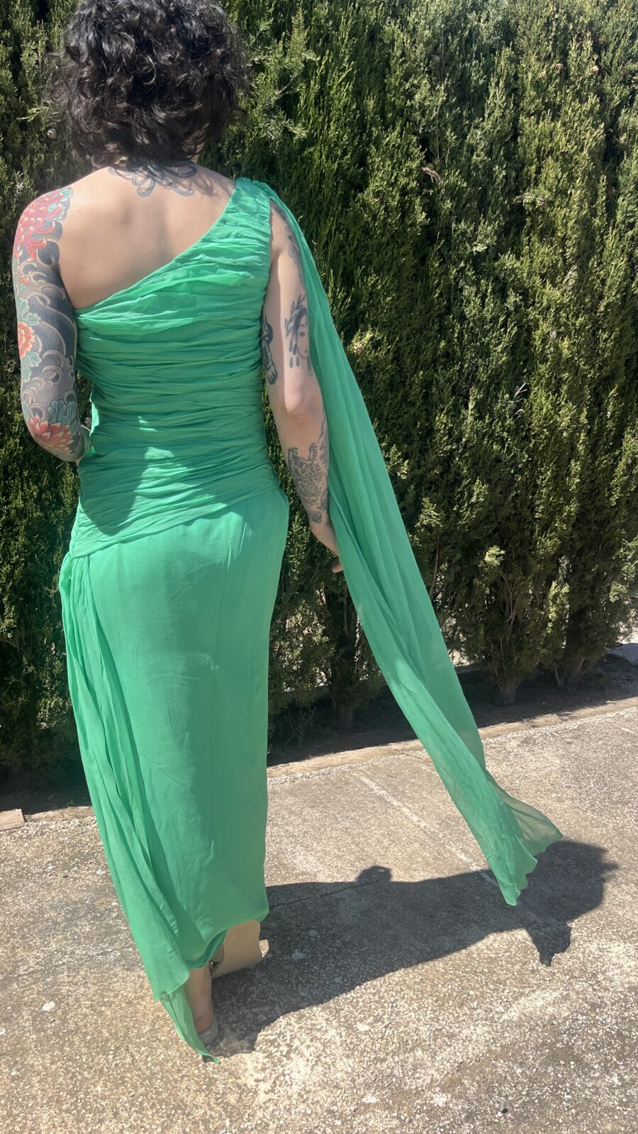 Vestido Vintage Asimétrico en Verde Esmeralda con Gasa Multiposición - Imagen 17
