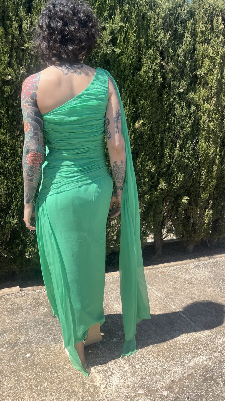 Vestido Vintage Asimétrico en Verde Esmeralda con Gasa Multiposición - Imagen 16