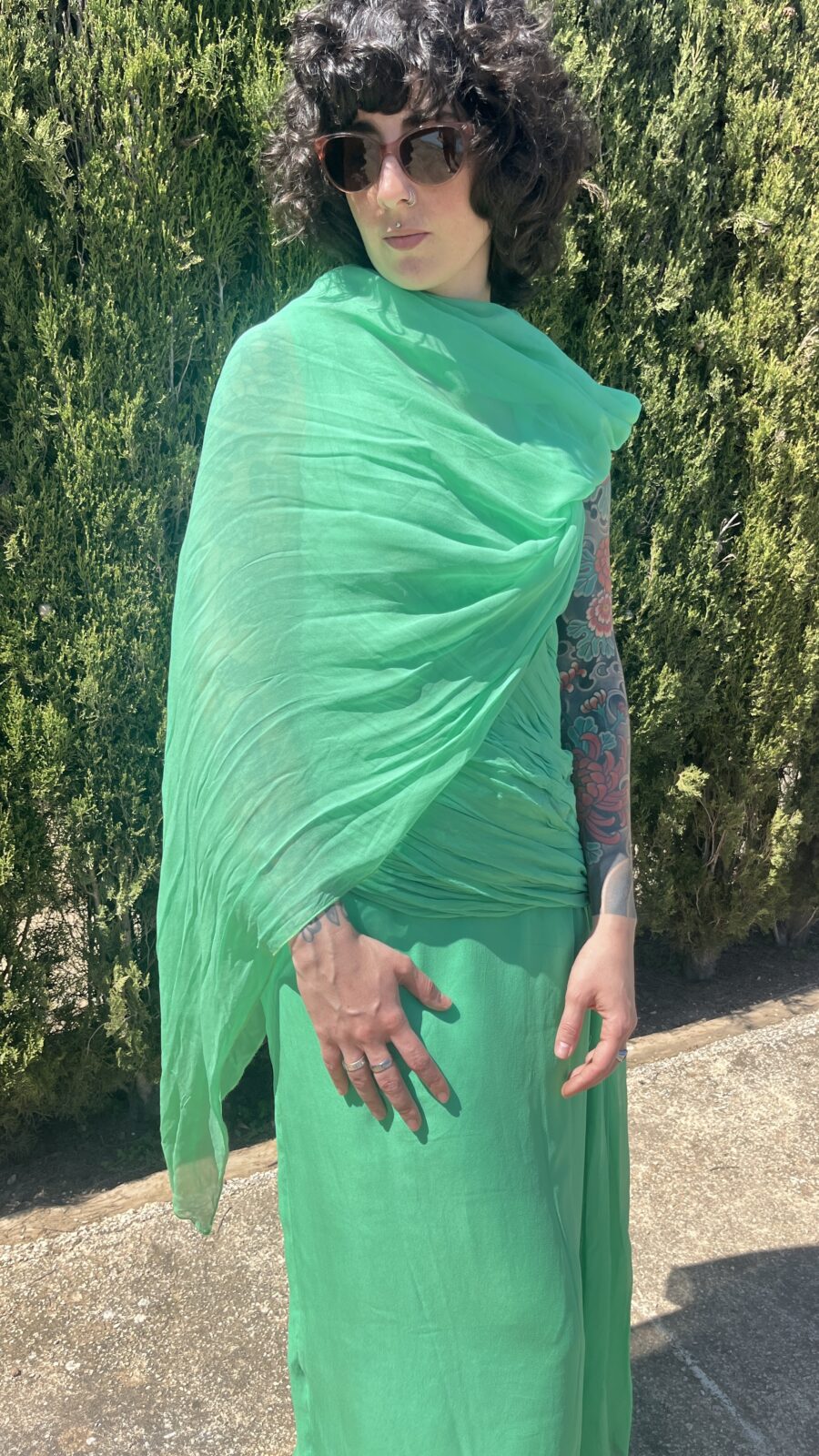 Vestido Vintage Asimétrico en Verde Esmeralda con Gasa Multiposición - Imagen 15