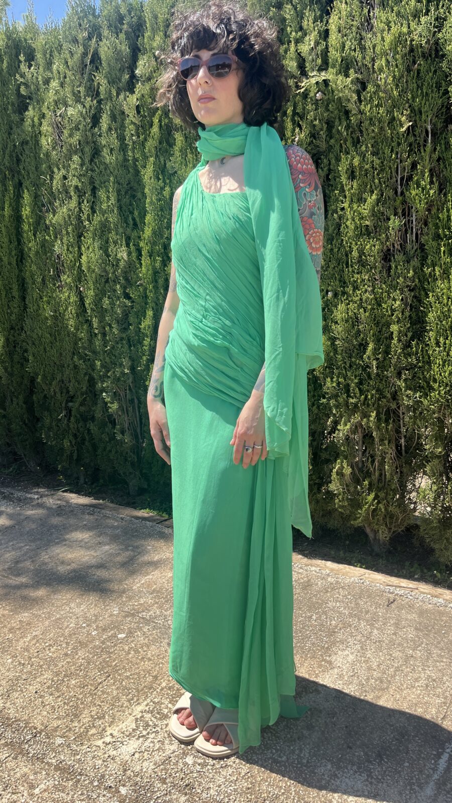 Vestido Vintage Asimétrico en Verde Esmeralda con Gasa Multiposición - Imagen 14