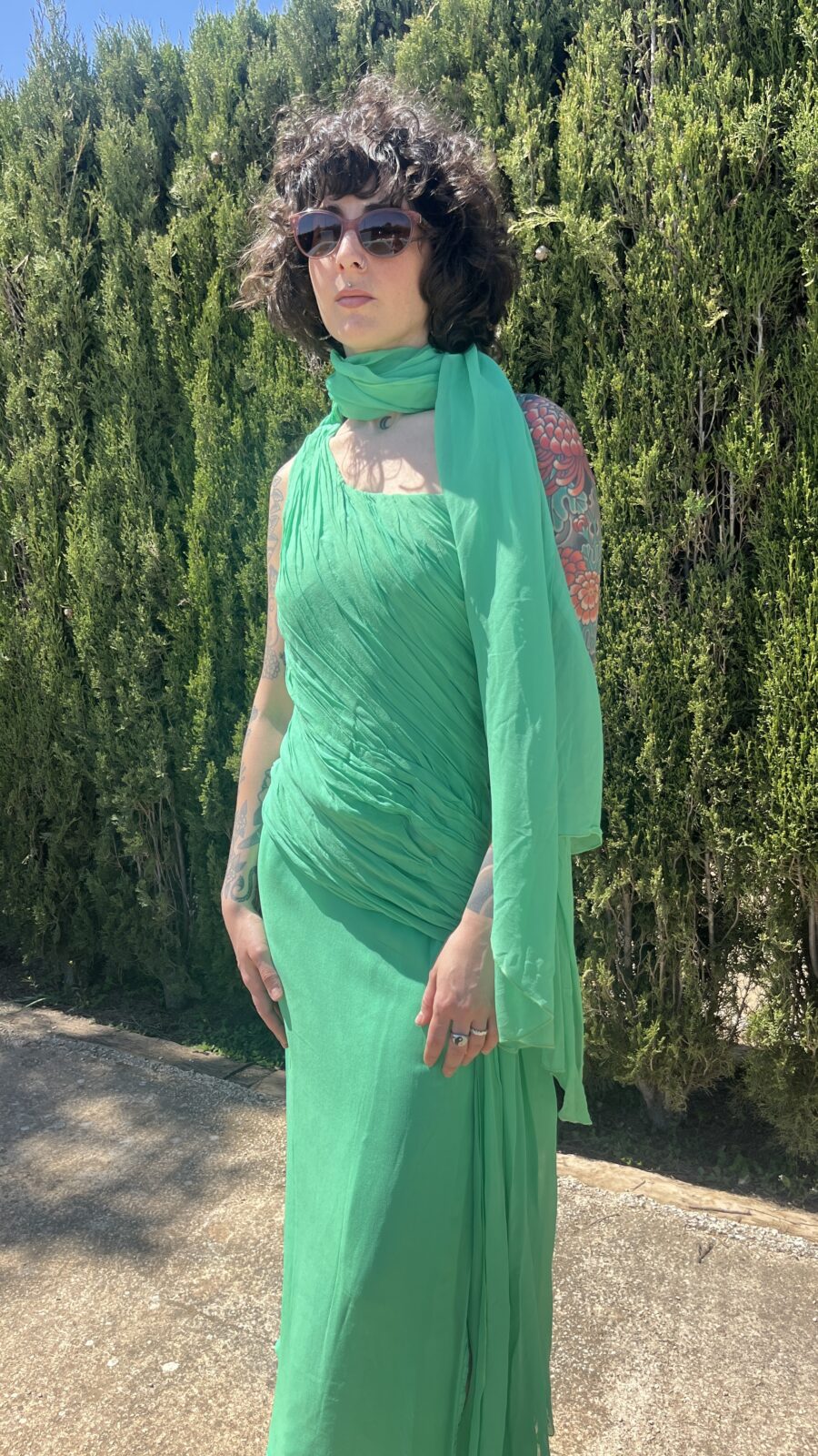 Vestido Vintage Asimétrico en Verde Esmeralda con Gasa Multiposición - Imagen 13