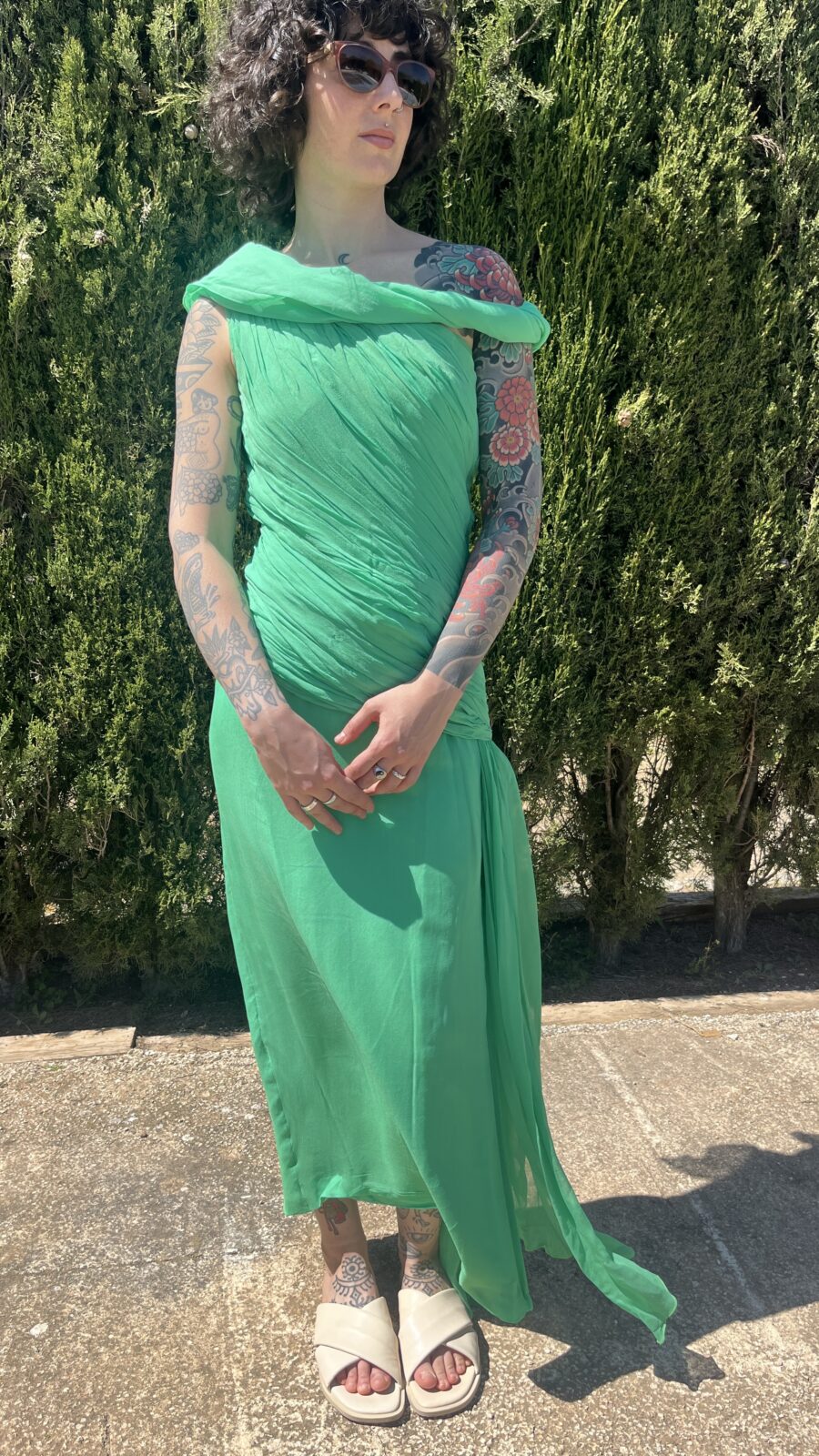 Vestido Vintage Asimétrico en Verde Esmeralda con Gasa Multiposición - Imagen 12