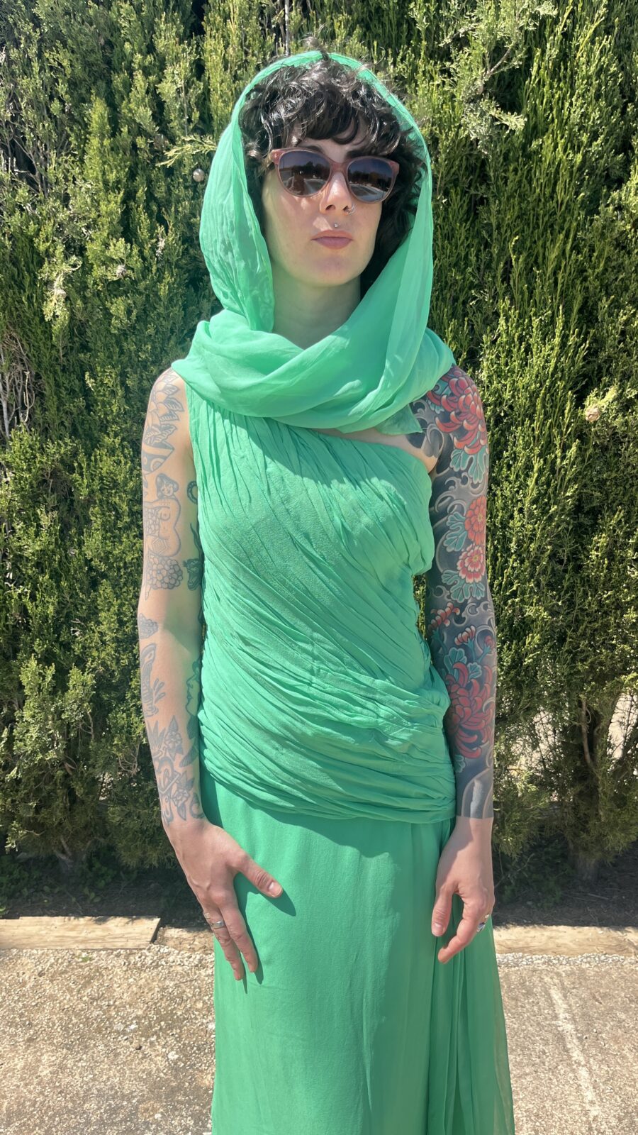 Vestido Vintage Asimétrico en Verde Esmeralda con Gasa Multiposición - Imagen 11