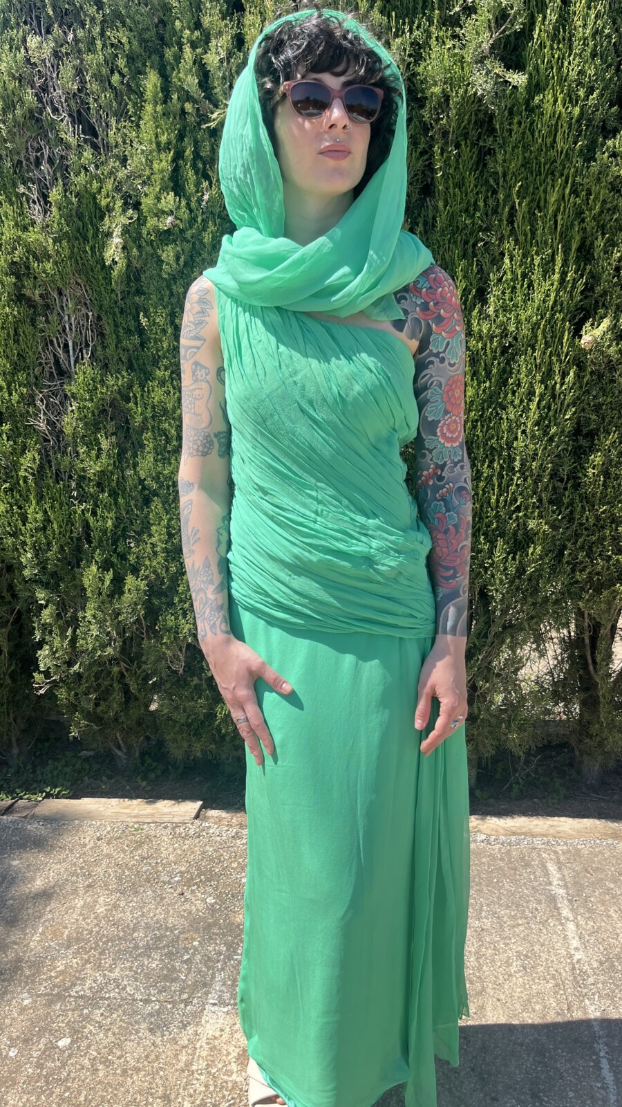 Vestido Vintage Asimétrico en Verde Esmeralda con Gasa Multiposición - Imagen 10