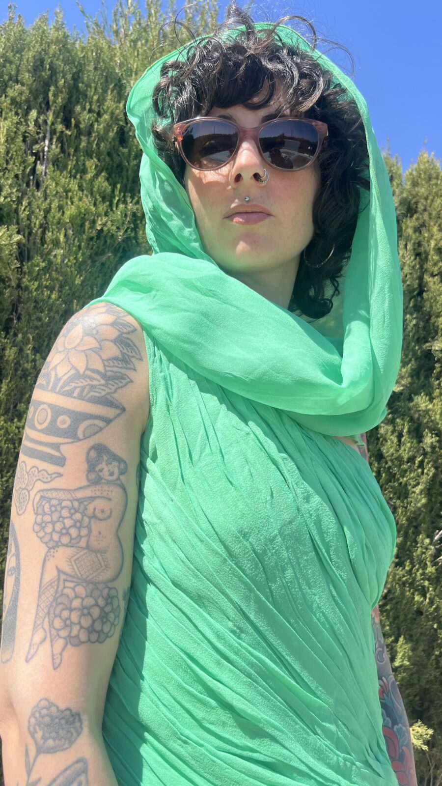 Vestido Vintage Asimétrico en Verde Esmeralda con Gasa Multiposición - Imagen 9