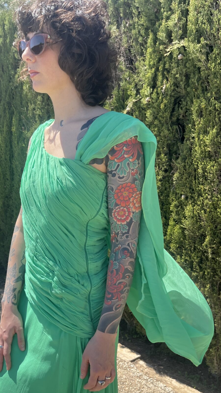 Vestido Vintage Asimétrico en Verde Esmeralda con Gasa Multiposición - Imagen 8