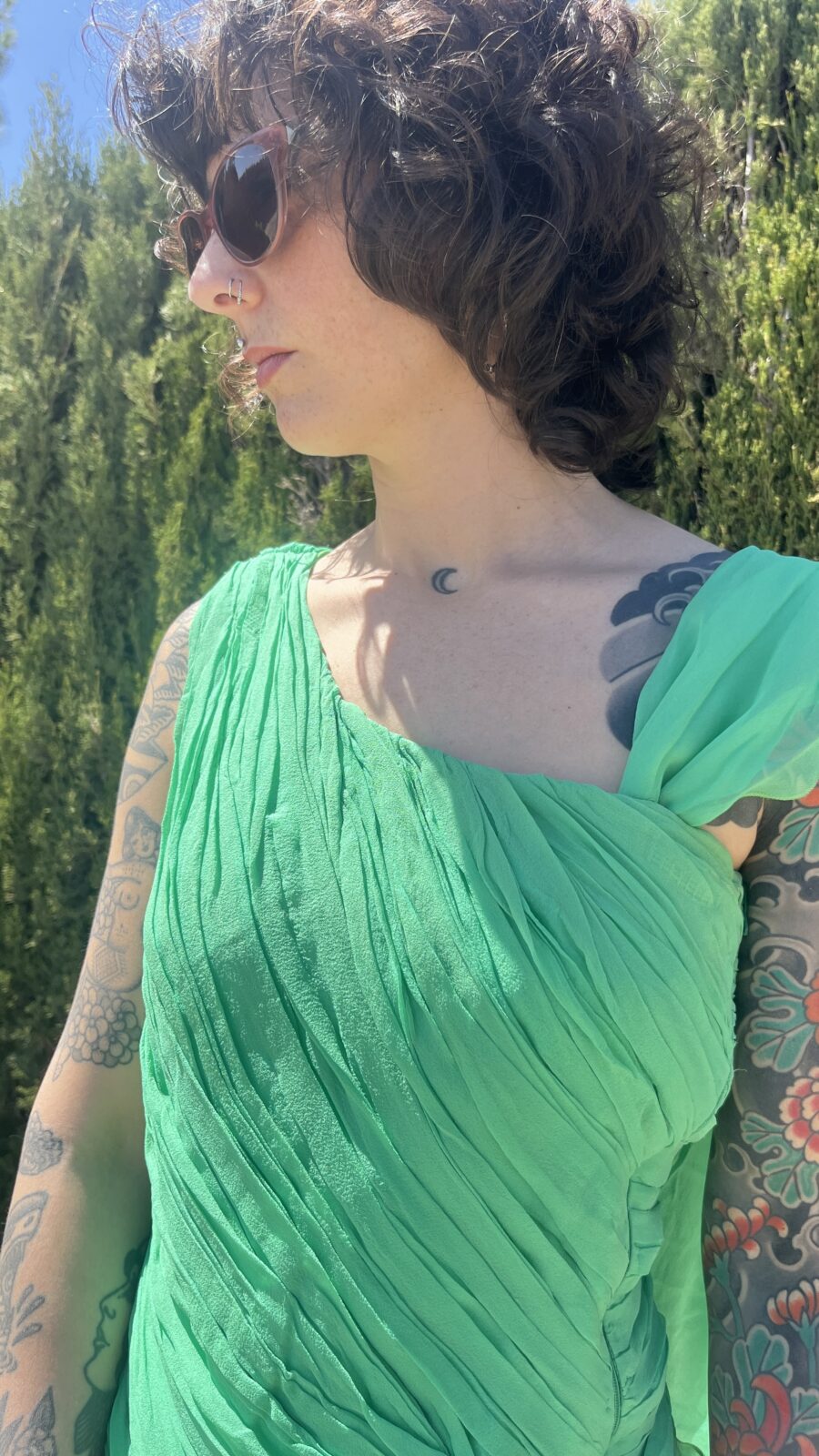 Vestido Vintage Asimétrico en Verde Esmeralda con Gasa Multiposición - Imagen 7