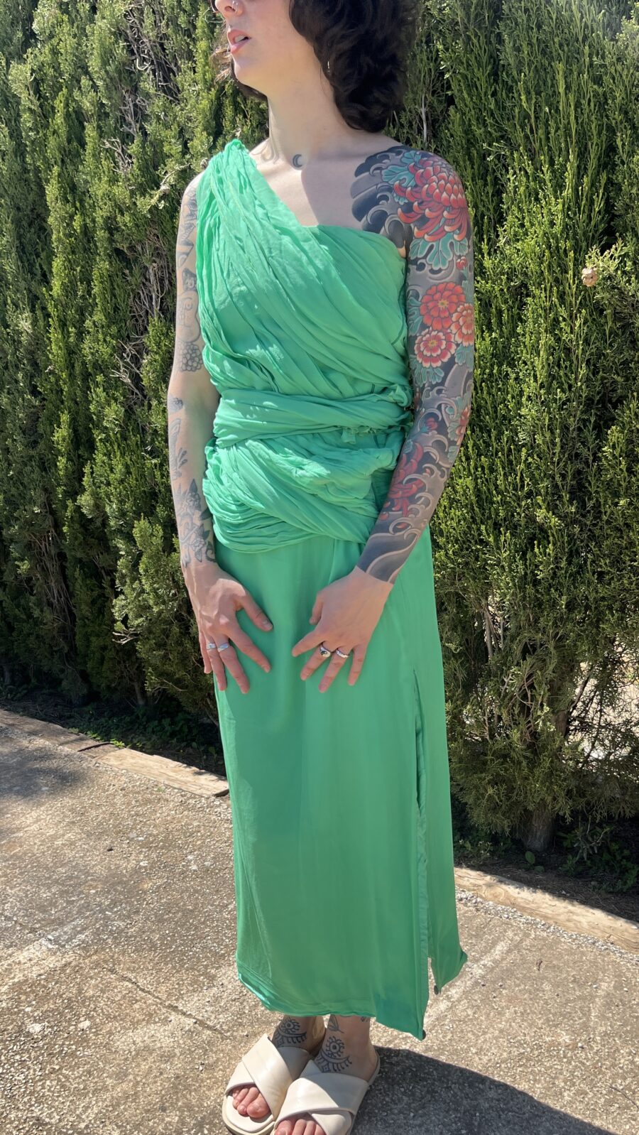 Vestido Vintage Asimétrico en Verde Esmeralda con Gasa Multiposición - Imagen 5