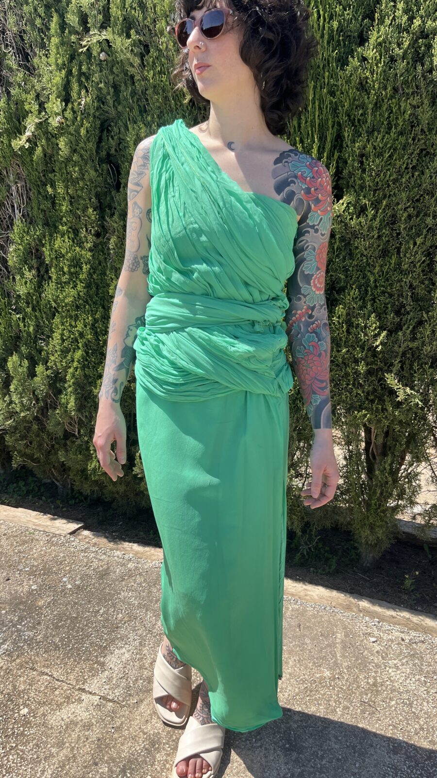 Vestido Vintage Asimétrico en Verde Esmeralda con Gasa Multiposición - Imagen 4