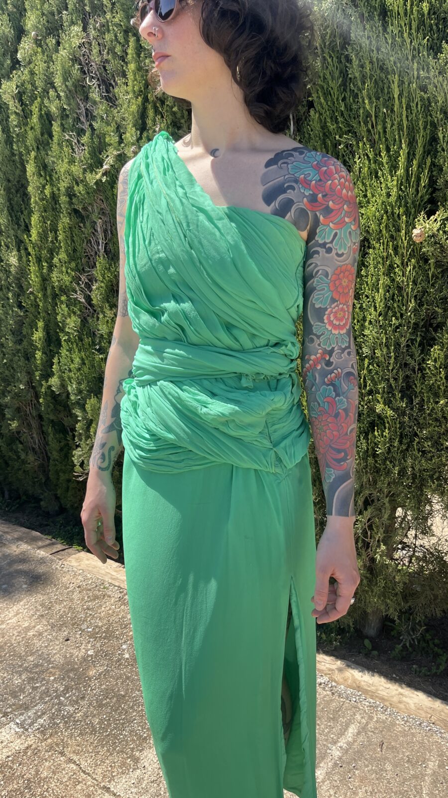 Vestido Vintage Asimétrico en Verde Esmeralda con Gasa Multiposición - Imagen 3