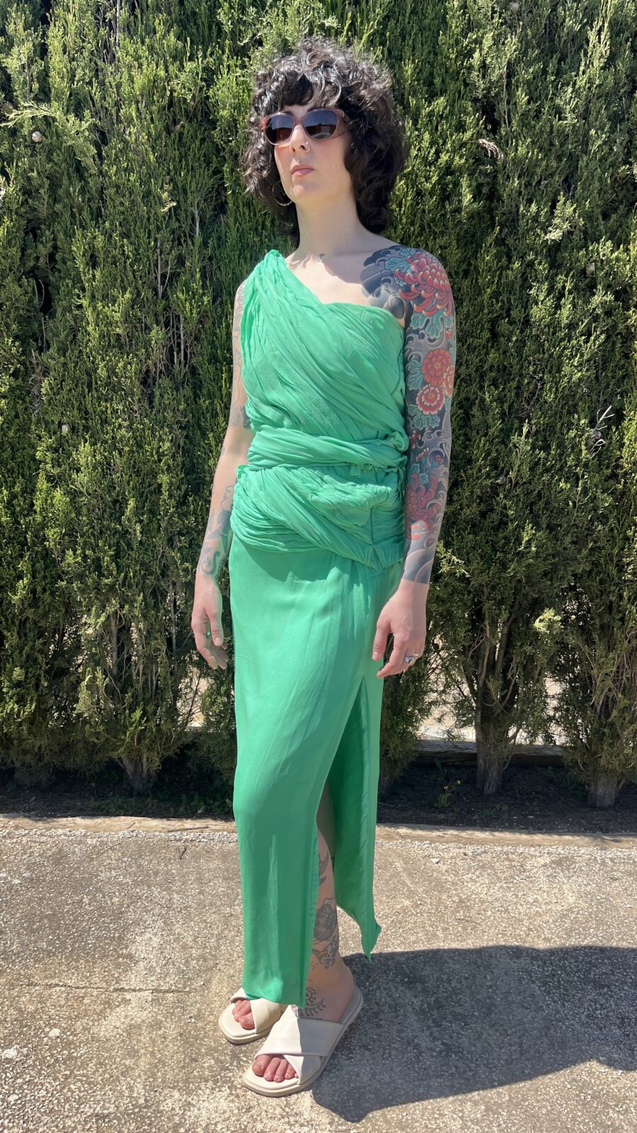 Vestido Vintage Asimétrico en Verde Esmeralda con Gasa Multiposición - Imagen 2