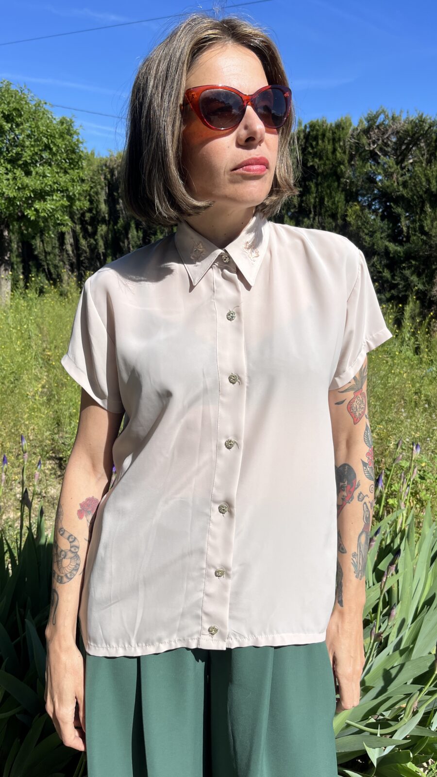 Camisa Vintage Años 80 Customizada con Detalles Bordados - Imagen 11