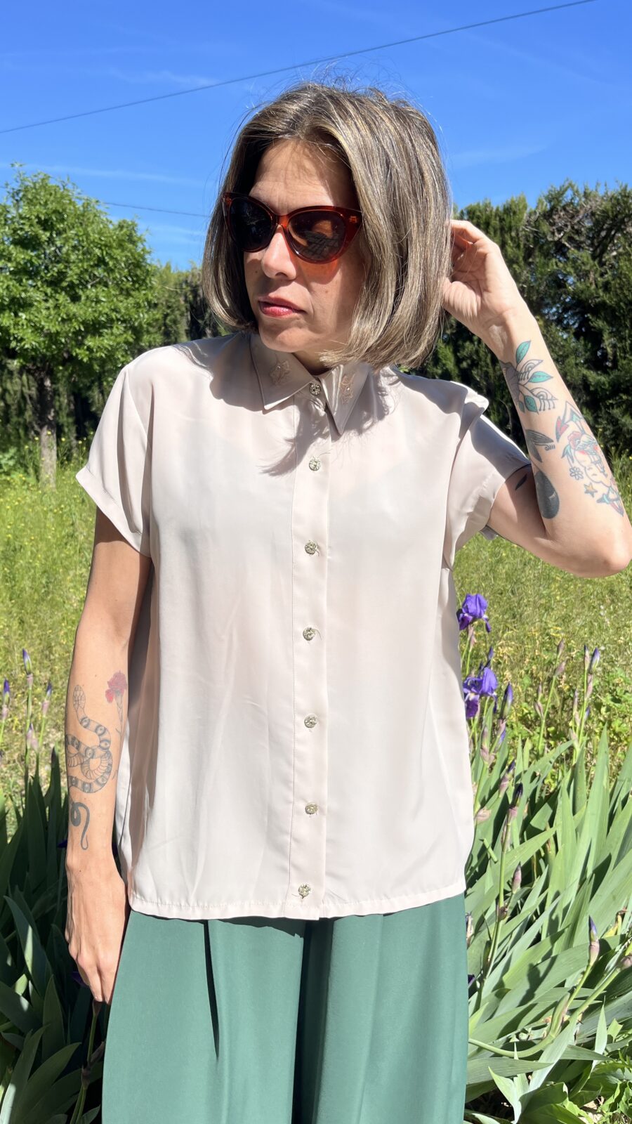 Camisa Vintage Años 80 Customizada con Detalles Bordados - Imagen 9